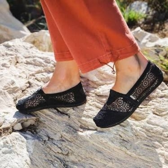 TOMS Women's Black Floral Crochet Flats - Picture 7 of 9